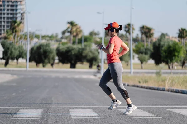 Una Mujer Corriendo Través Cruce Cebra — Foto de Stock