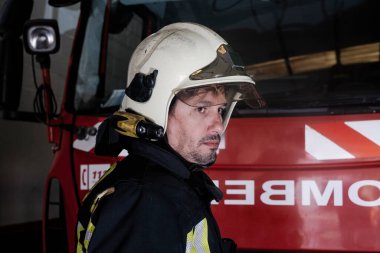 İstasyonda bir itfaiyecinin yakın çekimi.