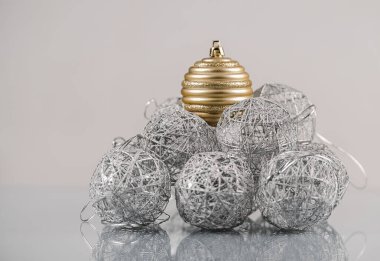 Gümüş ve altın Noel süsleri seti