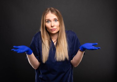 Yapma güzel kadın dişçi jest boşaltmak reklam alanı siyah zemin üzerine karışık