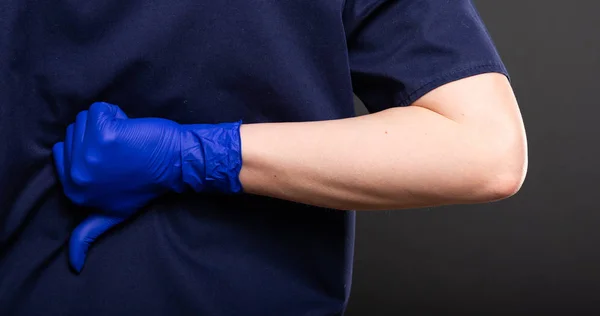 Primo Piano Dentista Donna Che Indossa Scrub Mostrando Antipatia Gesto — Foto Stock