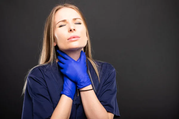 Bela Dentista Feminina Vestindo Esfrega Fazendo Gesto Dor Garganta Fundo — Fotografia de Stock