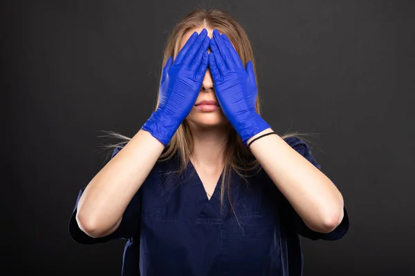 Médico Feminino Vestindo Esfrega Cobrindo Olhos Como Conceito Cego Fundo — Fotografia de Stock