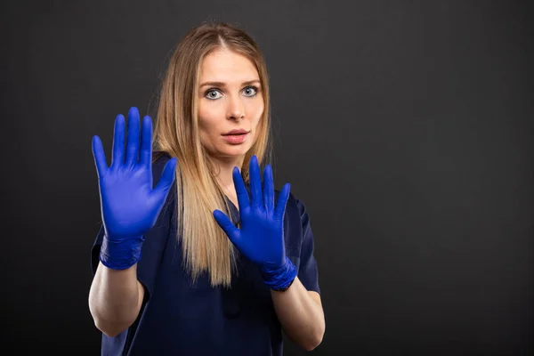 Médico Feminino Vestindo Esfoliação Fazendo Gesto Assustado Fundo Preto Com — Fotografia de Stock