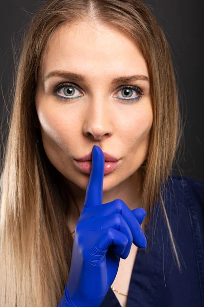 Close Médico Feminino Fazendo Gesto Auditivo Silencioso Fundo Preto — Fotografia de Stock