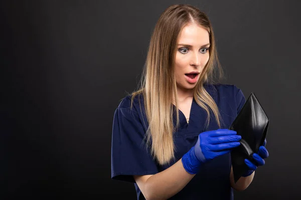 Foco Seletivo Médico Feminino Entregando Garrafa Água Sorrindo Fundo Preto — Fotografia de Stock