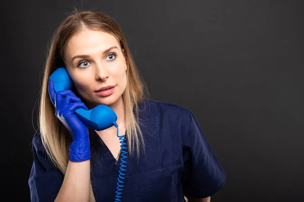 Médico Femenino Con Bata Que Habla Receptor Teléfono Azul Sobre —  Fotos de Stock
