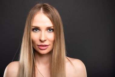 Güzel kadın model poz copypsace reklam alanı siyah zemin üzerine seksi görünümlü portre