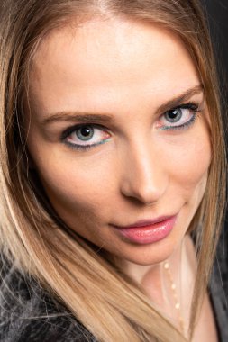 Güzel kadın model siyah arka plan üzerinde renkli makyaj ile poz, yakın çekim