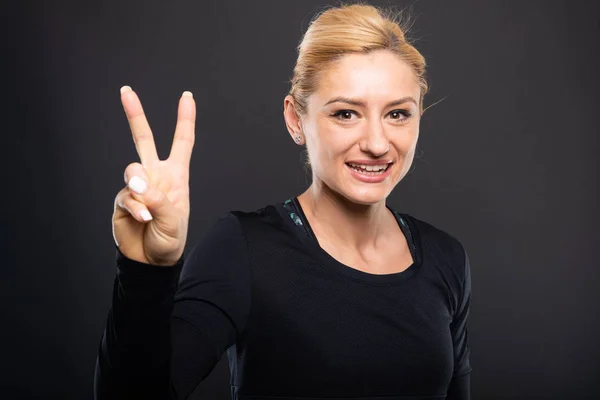 Portrait Pretty Gym Female Trainer Showing Peace Gesture Black Background — Stock Photo, Image