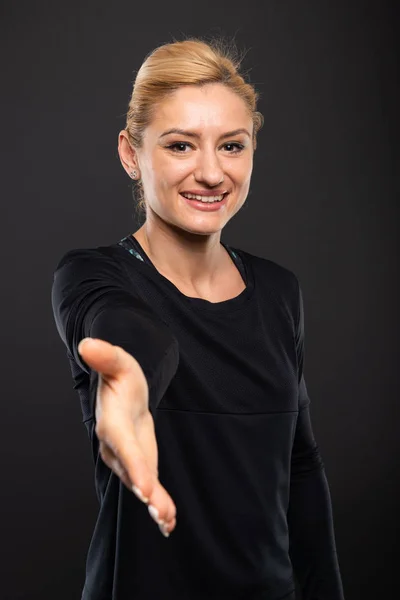 Retrato Una Bonita Entrenadora Gimnasio Que Ofrece Apretón Manos Sonríe —  Fotos de Stock