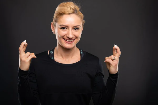 Portrait Pretty Gym Female Trainer Showing Double Fingers Crossed Gesture — Stock Photo, Image