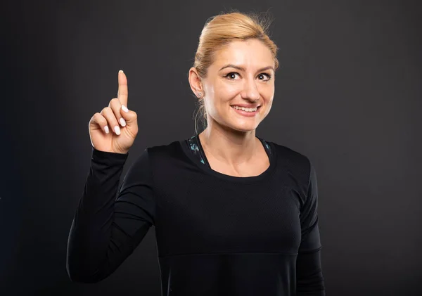 Portrait Pretty Gym Female Trainer Posing Having Idea Gesture Black — Stock Photo, Image