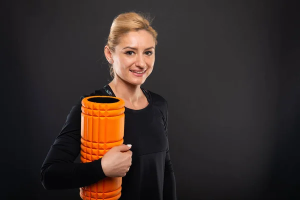 Muito Ginásio Treinador Feminino Segurando Rolo Sorrindo Fundo Preto Com — Fotografia de Stock