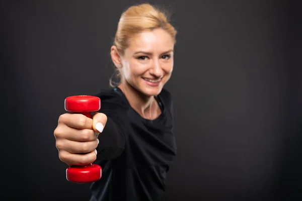 Selective Focus Gym Female Trainer Holding Dumbbell Black Background Copypsace — Stock Photo, Image