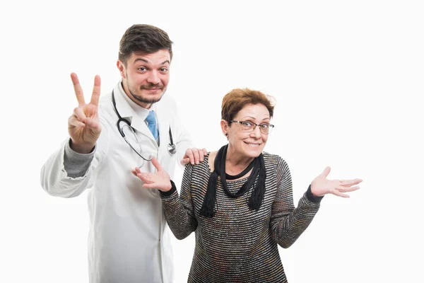 Arzt Zeigt Frieden Und Seniorin Lächelt Isoliert Auf Weißem Hintergrund — Stockfoto