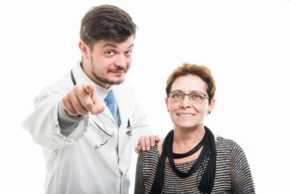 Чоловік Лікар Вказує Камеру Тримає Жінку Старшого Пацієнта Посміхається Ізольовано — стокове фото