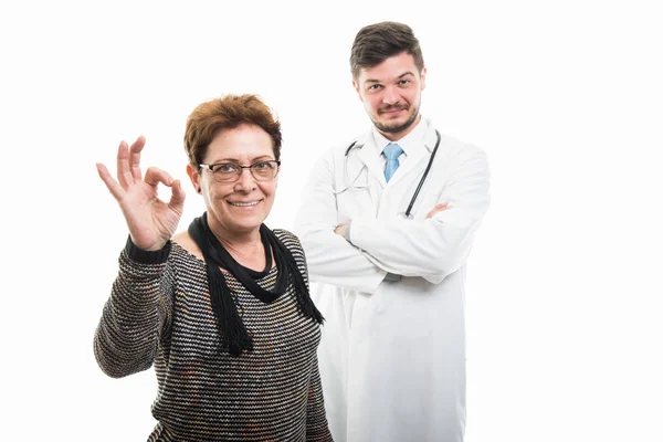 Zufriedene Seniorin Und Arzt Zeigen Geste Isoliert Auf Weißem Hintergrund — Stockfoto