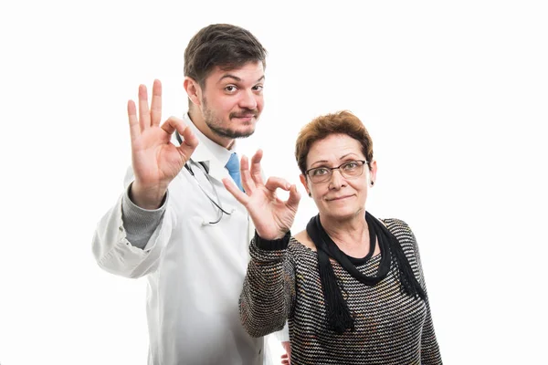 Zufriedene Seniorin Und Arzt Zeigen Geste Isoliert Auf Weißem Hintergrund — Stockfoto
