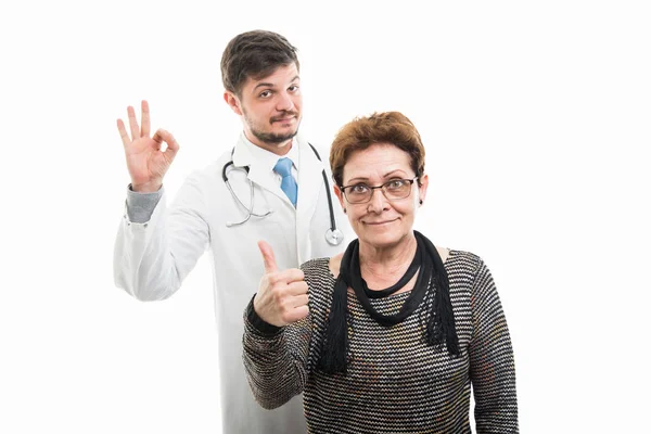 Zufriedene Ältere Patientin Und Männlicher Arzt Zeigen Und Wie Geste — Stockfoto