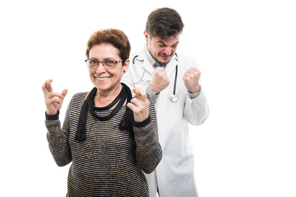 Arzt Und Patientin Drücken Auf Weißem Hintergrund Vereinzelt Die Daumen — Stockfoto