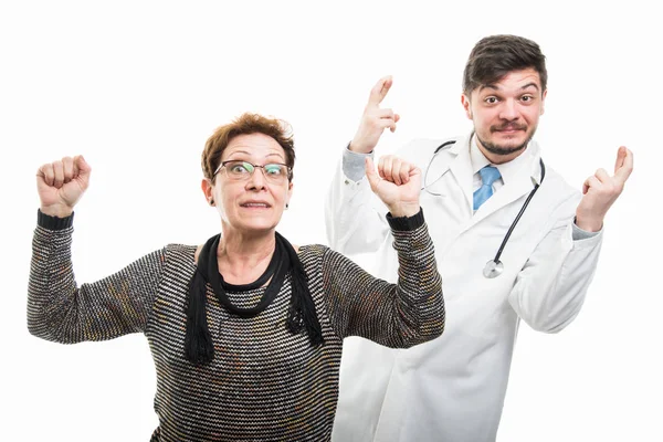 Arzt Und Patientin Drücken Auf Weißem Hintergrund Vereinzelt Die Daumen — Stockfoto