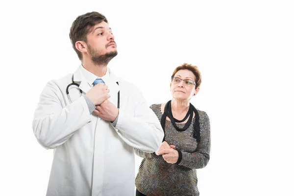 Paciente Sênior Olhando Para Médico Masculino Organizando Gravata Isolada Fundo — Fotografia de Stock