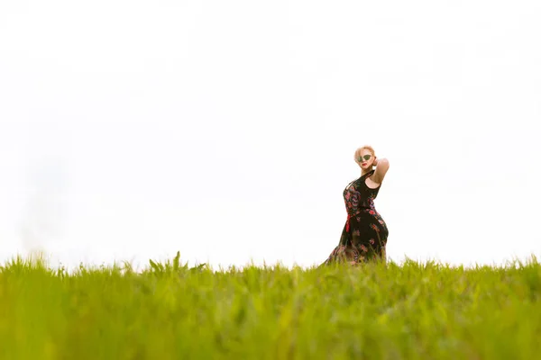 Cool Modieuze Vrouw Poseren Wind Dragen Jurk Schaduwen Het Gras — Stockfoto