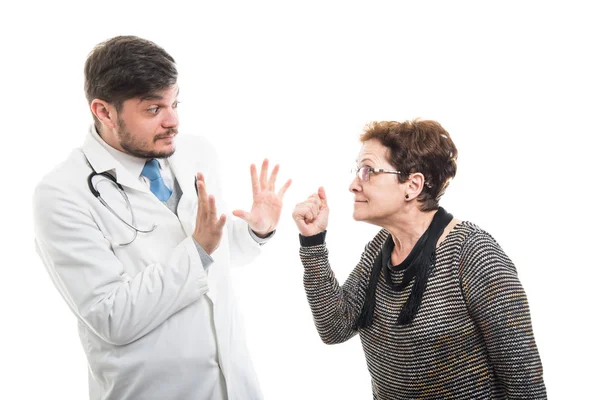 Жінка Старшого Пацієнта Показує Кулак Лікаря Ізольовано Білому Тлі — стокове фото