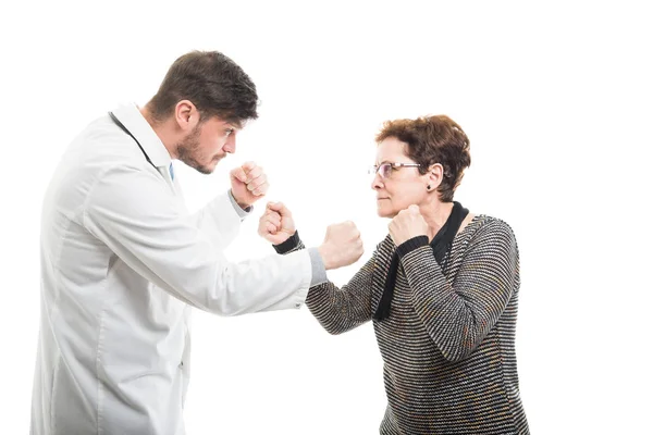 Médico Masculino Paciente Sênior Lutando Com Punhos Fundo Branco — Fotografia de Stock