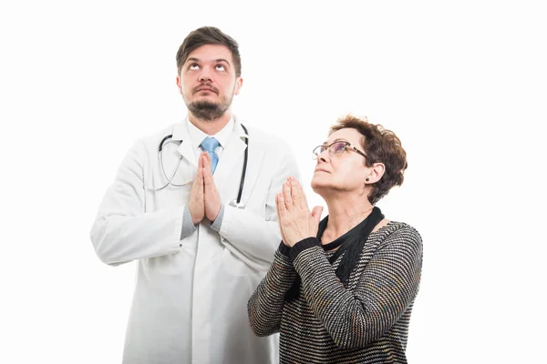Seniorin Und Arzt Beten Zusammen Isoliert Auf Weißem Hintergrund — Stockfoto