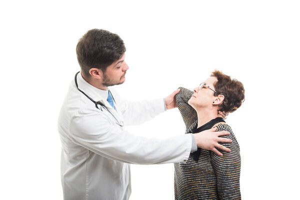 Мужчина врач растяжения пожилой пациентки изолированы на белом фоне
