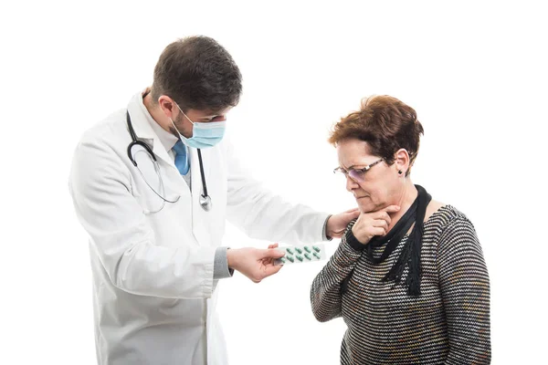 Médico Masculino Oferecendo Pílulas Para Paciente Sênior Feminino Isolado Fundo — Fotografia de Stock