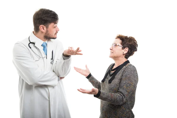 Donna Paziente Anziana Spiegando Qualcosa Medico Maschio Sorridente Isolato Sfondo — Foto Stock