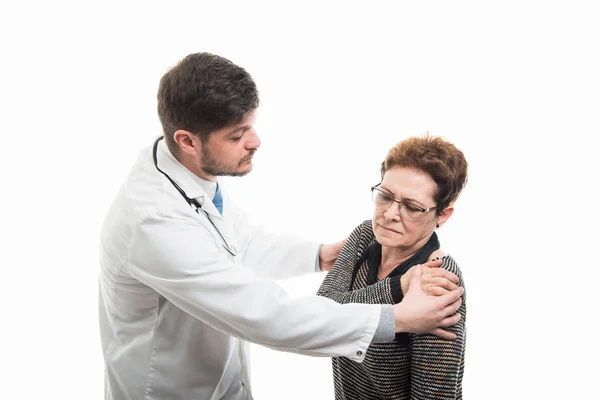 Médico Masculino Verificando Ombro Paciente Sênior Feminino Isolado Fundo Branco — Fotografia de Stock