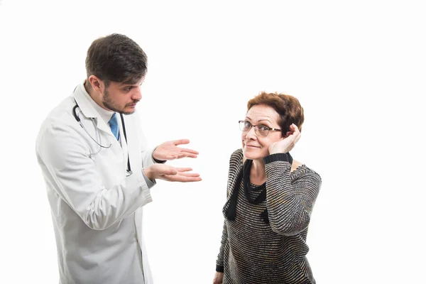 Врач Мужчина Объясняет Плохо Слышит Пациентку Изолированную Белом Фоне — стоковое фото