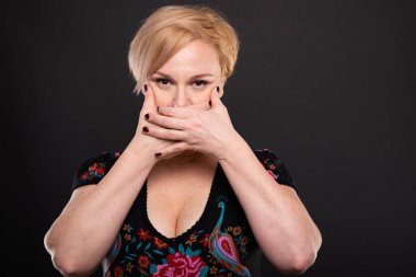 Kaplama ağız copypsace reklam alanı siyah zemin üzerine sessiz kavramı gibi poz serin moda kadın portresi