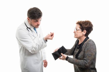 Bayan üst düzey hasta boş cüzdan erkek doktor beyaz arka plan üzerinde izole para talebinde gösterilen