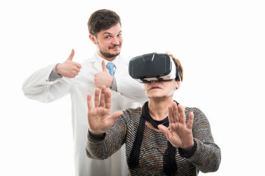 Erkek doktor boşaltmak reklam alan beyaz zemin üzerine izole vr gözlük takmış gibi ve kadın hasta gösterilen