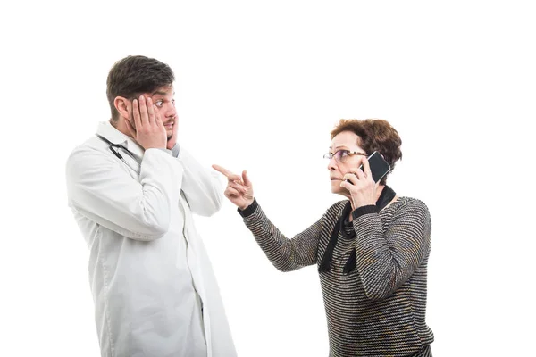 Paciente Mayor Mujer Hablando Por Teléfono Apuntando Médico Varón Aislado — Foto de Stock