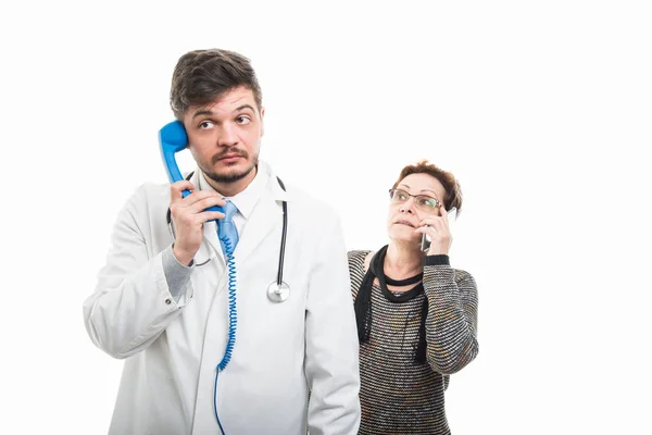 의사와 전화에서 말하는 Copyspace 광고와 바탕에 — 스톡 사진