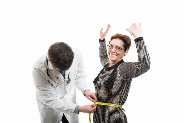 Männliche Arzt Messung Glücklich Weibliche Seniorin Isoliert Auf Weißem Hintergrund — Stockfoto