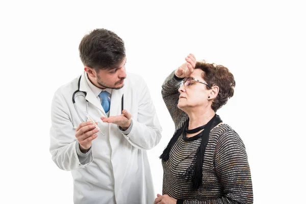 Médico Masculino Mostrando Termômetro Para Paciente Sênior Sexo Feminino Isolado — Fotografia de Stock