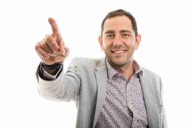 Görünmez dokunmatik ekran kullanma ve izole üzerinde beyaz arka plan gülümseyen iş adamı portresi