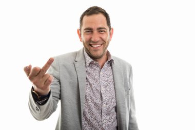 Orta parmak işaret gösteren ve izole üzerinde beyaz arka plan boşaltmak reklam alanı ile gülümseyen iş adamı portresi