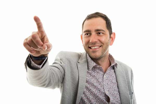 İş adamı itme düğmesini ve beyaz arka plan üzerinde izole gülümseyen portre
