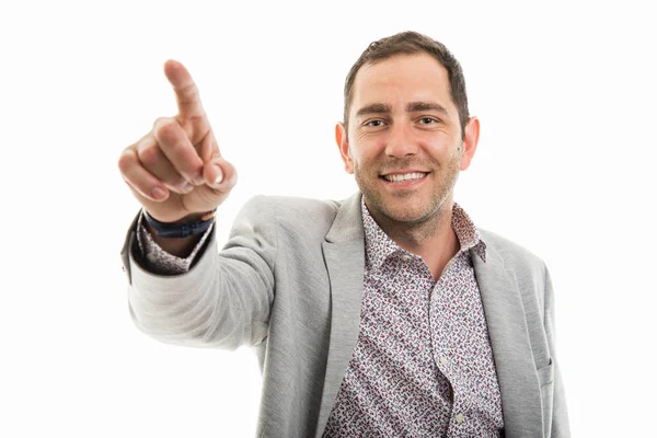 Görünmez dokunmatik ekran kullanma ve izole üzerinde beyaz arka plan gülümseyen iş adamı portresi