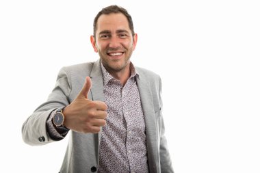 Yukarı işareti ve boşaltmak reklam alan beyaz zemin üzerine izole gülümseyen gösterilen iş adamı portresi