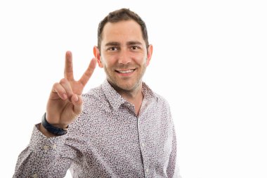 Barış ya da zafer jest ceket ve boşaltmak reklam alan beyaz zemin üzerine izole gülümseyen olmadan gösterilen iş adamı portresi