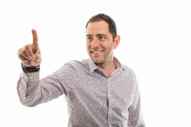 Ceket ve boşaltmak reklam alan beyaz zemin üzerine izole gülümseyen olmadan görünmez dokunmatik ekran kullanarak iş adamı portresi